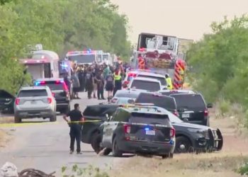 Encuentran alrededor de 42 migrantes muertos dentro de una caja de un tráiler en San Antonio, hay varios heridos