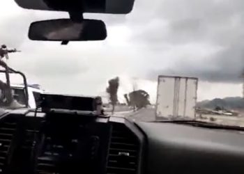 Policías persiguen a delincuentes y recuperan tráiler robado