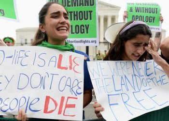 Cientos de personas se manifiestan frente al Tribunal Supremo de EU contra el fallo del aborto