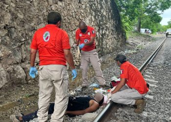 Auxilia Grupo Beta a persona migrante lesionada al caer de un ferrocarril en movimiento, en Veracruz