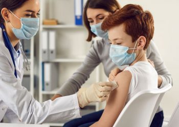 La vacuna contra COVID se ha puesto a millones de niños, es segura, eficaz: Dr. Macias