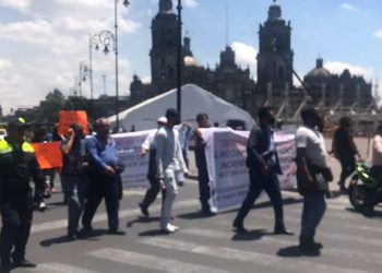 Transportistas arriban al Zócalo de la CDMX, exigen diálogo con el Gobierno de la capital