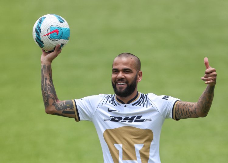 MEX9243. CIUDAD DE MÉXICO (MÉXICO), 23/07/2022.- El defensa brasileño Dani Alves saluda a los asistentes durante su presentación ante medios como nueva contratación de los Pumas de la UNAM, hoy, en la Ciudad de México (México). EFE/ Sáshenka Gutiérrez