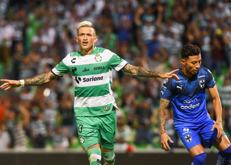 Brian Lozano celebrates his goal 4-3 of Santos during the game Santos vs Monterrey, corresponding Round 01 the Torneo Apertura 2022 of the Liga BBVA MX at TSM -Corona- Stadium, on July 3, 2022.



Brian Lozano celebra su gol 4-3 de Santos durante el partido Santos vs Monterrey,, correspondiente a la Jornada 01 del Torneo Apertura 2022 de la Liga BBVA MX en el Estadio TSM -Corona-, el 3 de julio de 2022.
