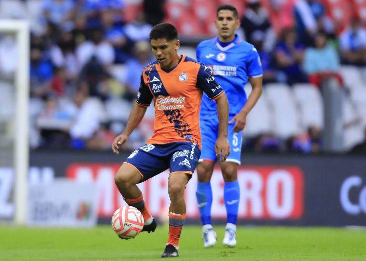 (L-R), Martin Barragan of Puebla and Luis Abram of Cruz Azul during the game Cruz Azul vs Puebla, corresponding Round 04 the Torneo Apertura 2022 of the Liga BBVA MX at Azteca Stadium, on July 23, 2022.



(I-D), Martin Barragan de Puebla y Luis Abram de Cruz Azul  durante el partido Cruz Azul vs Puebla, correspondiente a la Jornada 04 del Torneo Apertura 2022 de la Liga BBVA MX en el Estadio Azteca, el 23 de julio de 2022.