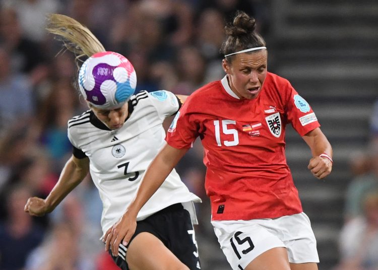 Brentford (United Kingdom), 21/07/2022.- Germany's Kathrin-Julia Hendrich (L) in action against Austria's Nicole Billa (R) during the UEFA Women's EURO 2022 quarter final soccer match between Germany and Austria in Brentford, Britain, 21 July 2022. (Alemania, Reino Unido) EFE/EPA/Neil Hall