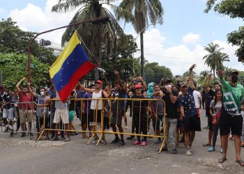 Migrantes bloquean calles para presionar permisos temporales en Chiapas