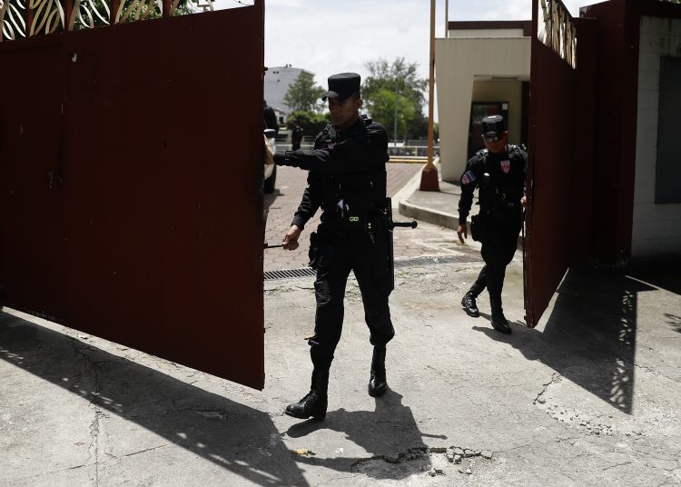 AME3142. SAN SALVADOR (EL SALVADOR), 14/07/2022.- Policías abren hoy la entrada a la sede de la Federación Salvadoreña de Fútbol, en San Salvador (El Salvador). La Fiscalía y la Policía allanaron este jueves la Federación Salvadoreña de Fútbol (Fesfut) como parte de una investigación por supuesta administración fraudulenta y lavado de dinero por una denuncia presentada por un ente gubernamental de deportes. La entidad también informó de que "de manera simultánea, se está ejecutando un registro en la casa del presidente de la Fesfut, Hugo Carrillo", sin señalar si será detenido. EFE/ Rodrigo Sura