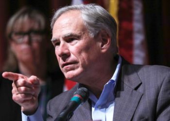 El gobernador de Texas, Greg Abbott emite orden para regresar a migrantes a la frontera