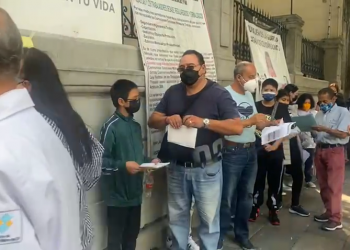 En algunos centros de vacunación anti covid19 para menores de edad, se observan largas filas