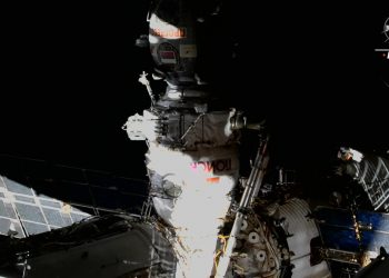 Cosmonauta ruso y astronauta europea realizan caminata espacial