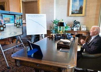 Biden reitera desde su aislamiento la necesidad de vacunarse contra el COVID-19