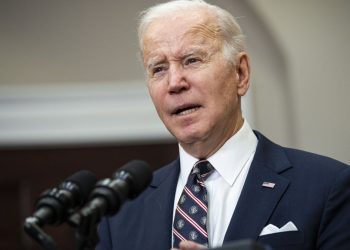 Biden reaparece tras superar la COVID-19 y anima a vacunarse