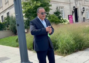 Captan a Raymundo Collins, ex funcionario capitalino en Estados Unidos