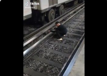 Joven saltó a las vías del Metro Bellas Artes para bailar