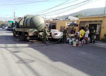 Ejército mexicano le entra al quite: ayudan en NL con pipas y bombardeo de nubes