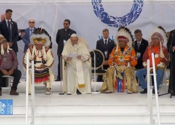 Papa Francisco ofrece disculpas por genocidio de la Iglesia Católica a comunidades indígenas en Canadá