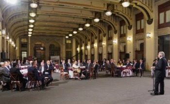 López Obrador cena con empresarios en Palacio Nacional; promueve rifa de 15 de septiembre