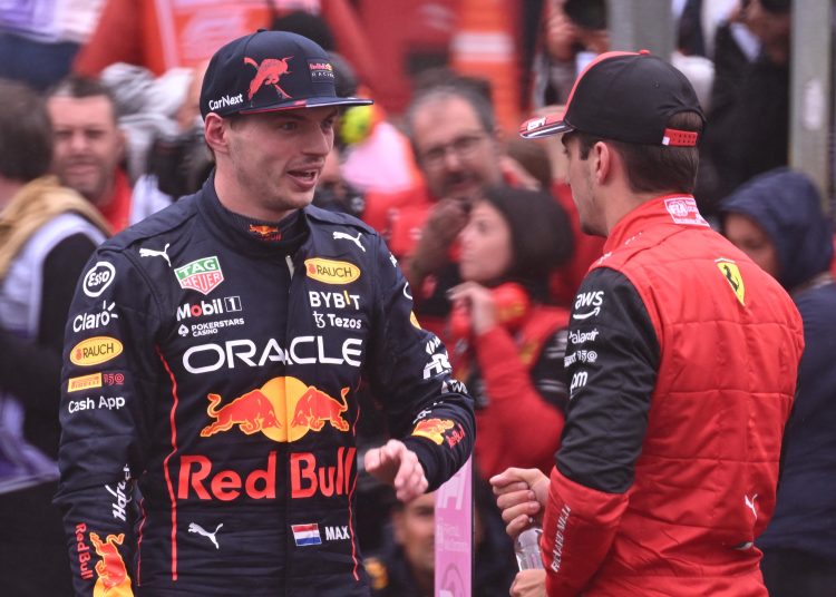 Silverstone (United Kingdom), 02/07/2022.- Dutch Formula One driver Max Verstappen (L) of Red Bull Racing talks with third placed Monaco's Charles Leclerc (R) of Scuderia Ferrari after taking the second position following the qualifying session of the Formula One Grand Prix of Britain at the Silverstone Circuit, Silverstone, Britain, 02 July 2022. The British Formula One Grand Prix will take place on 03 July 2022. (Fórmula Uno, Reino Unido) EFE/EPA/CHRISTIAN BRUNA