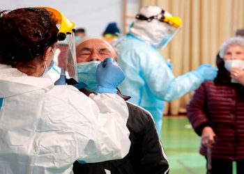 EMA y ECDC advierten de riesgo de nuevas variantes del COVID en adultos mayores