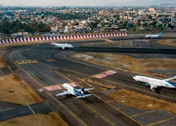 Cierre en pista en el AICM para tapar bache provoca retrasos en vuelos