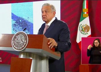 López Obrador acusa campaña de desinformación tras cierre de pista en el AICM por bache