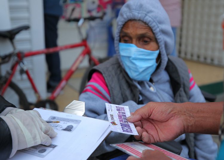 200417022. Ciudad de México, 17 Abr 2020 (Notimex-Isaías Hernández).- Lecherías de la alcaldía Iztapalapa aplicaron el programa Mercomuna, que consiste en entrega de vales y entrega de una despensa de canasta básica a todos los beneficiarios de Liconsa que viven en esta alcaldía. Ciudad de México, 17 de abril de 2020. NOTIMEX/FOTO/ISAÍAS HERNÁNDEZ/IHH/POL