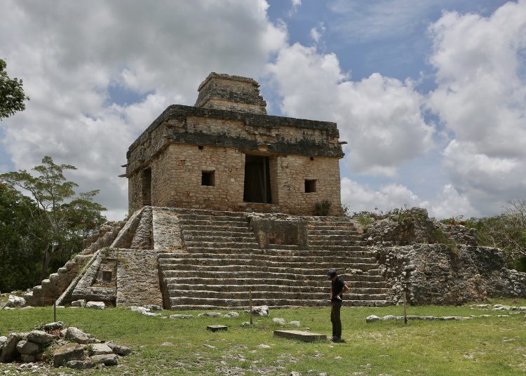 MEX9966. CHABLEKAL (MÉXICO), 31/07/2022.- Vista de la zona arqueológica Dzibilchaltun, el 29 de julio de 2022 en el ejido de Chablekal, estado de Yucatán (México). La zona eco arqueológica de Dzibilchaltún, ubicada a 14 kilómetros de Mérida, en el oriental estado mexicano de Yucatán, estará en los ojos del mundo gracias a los trabajos de investigación, conservación e infraestructura que pondrá en marcha en el sitio el Instituto Nacional de Antropología e Historia (INAH) de México. EFE/Lorenzo Hernández