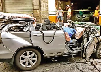 Cae camioneta de segundo piso en estacionamiento del Centro; muere una persona