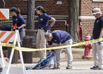 Suben a 7 los muertos por tiroteo en desfile del 4 de julio en EU