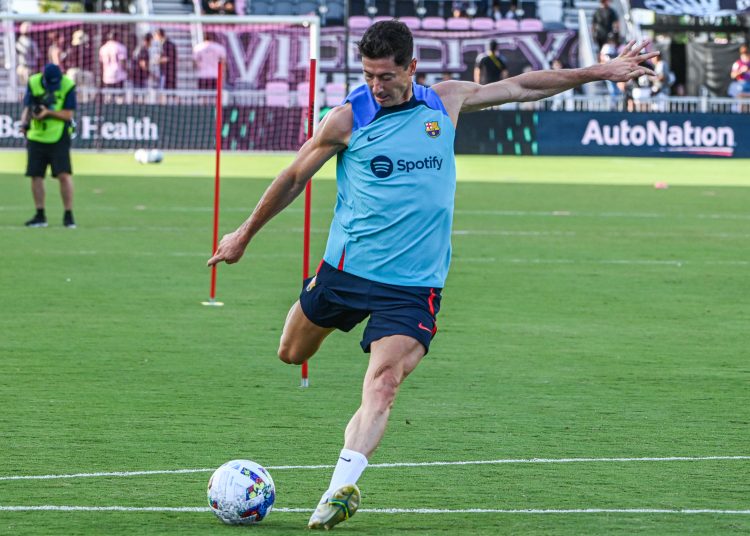 USA9253. FORT LAUDERDALE (ESTADOS UNIDOS), 19/07/2022.- El delantero del FC Barcelona, el polaco Robert Lewandowski, hace ejercicios de calentamiento previo a un partido amistoso ante el Inter de Miami, hoy, en el Estadio DRV PNK en Fort Lauderdale (Estados Unidos). EFE/ Giorgio Viera