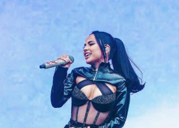 Becky G se pronuncia por el aborto, control de armas y sus raíces