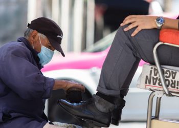Piden aseadores de calzado de la CDMX ayuda para combatir a boleros piratas