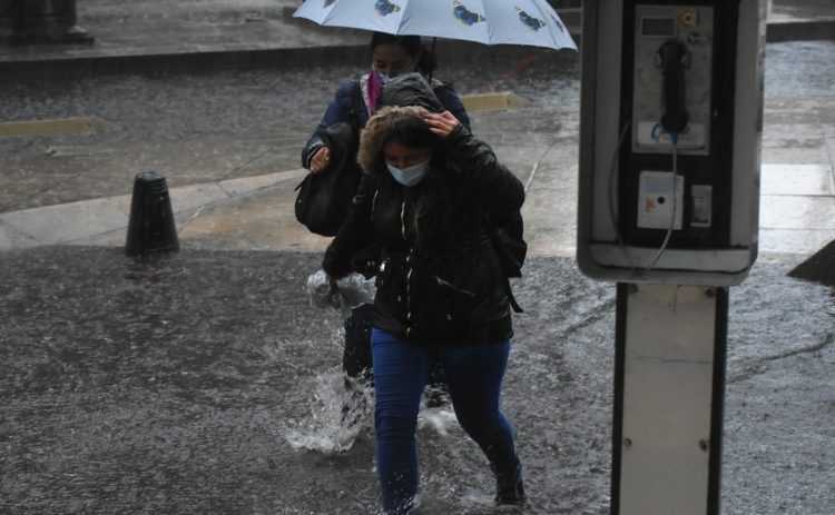 Para Este Jueves Se Pronostica Cielo Nublado Y Lluvias Ligeras A Fuertes En La Cdmx Enfoque 6795