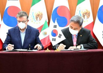Ebrard y Park Jin, Ministro de Exteriores de Corea del Sur firman el Acuerdo de Cooperación entre ambas naciones