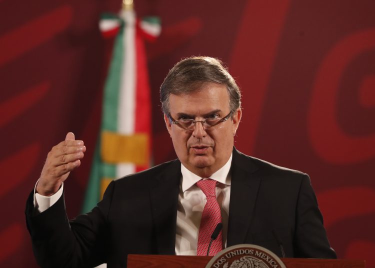 MEX9557. CIUDAD DE MÉXICO (MÉXICO), 26/07/2022.- El Secretario de Relaciones Exteriores de México, Marcelo Ebrard, habla hoy durante la rueda de prensa matutina en Palacio Nacional, en Ciudad de México (México). El Gobierno mexicano anunció este martes la recuperación de más de 2.500 piezas arqueológicas e históricas que estaban en manos de una familia en la ciudad española de Barcelona que las retornó de forma voluntaria. EFE/Mario Guzmán
