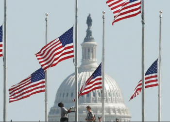 Biden ordena ondear la bandera a media asta por tiroteo en Illinois