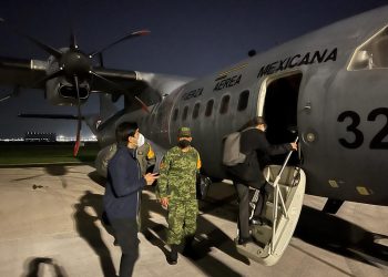 Migrantes mexicanos que murieron en tráiler en Texas serán repatriados en avión militar