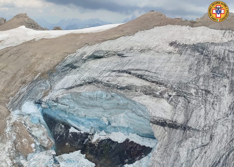 ROMA, 03/07/2022.- Seis personas han muerto y ocho se encuentras heridas, una de ellas de gravedad, tras el desprendimiento de un parte del glaciar de la Marmolada, en los Dolomitas (Alpes italianos) y no se descarta que pueda haber varios desaparecidos, confirmaron a EFE fuentes del Salvamento Alpino de la región Véneto (norte). Mientras tanto se está produciendo la evacuación de la zona por si se producen nuevos desprendimientos y se buscan posibles víctimas. EFE/  Salvamento Alpino del Veneto/SOLO USO EDITORIAL/SOLO DISPONIBLE PARA ILUSTRAR LA NOTICIA QUE ACOMPAÑA (CRÉDITO OBLIGATORIO)