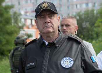 Atacan a balazos al presidente de Guatemala; sale ileso junto a comitiva