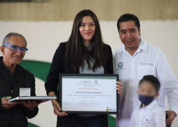Héctor García entrega reconocimiento a María del Rosario Espinosa en demostración de Taekwondo del IMSS