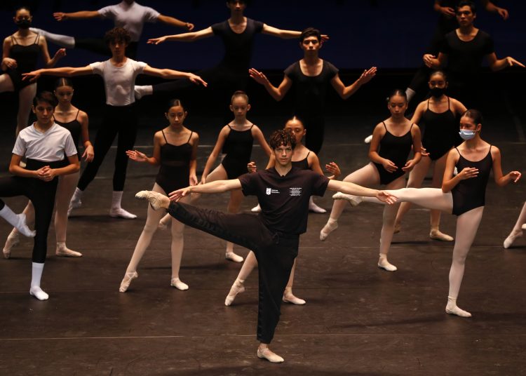MEX9994. MONTERREY (MÉXICO), 31/07/2022.- El bailarín mexicano Isaac Hernández imparte una clase a estudiantes de ballet hoy, en el marco de "Despertares Impulsa" realizado en el Teatro de la ciudad de Monterrey, en Nuevo León (México). El bailarín mexicano Isaac Hernández ofreció este domingo dos clases magistrales para niños y jóvenes como parte de su iniciativa Despertares Impulsa, con la que pretende promover a las nuevas generaciones de la danza clásica en el norte de México. EFE/ Francisco Guasco
