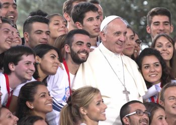 El Papa dice a los jóvenes que es legítimo rebelarse contra la guerra