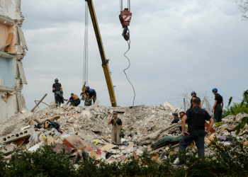Suben a 19 los muertos en ataque ruso con misiles contra edificio en Donetsk