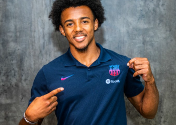 Koundé aterriza en Barcelona para firmar con los catalanes