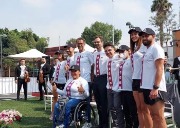 Presenta Indeporte playera y medalla del Medio Maratón de la CDMX 2022