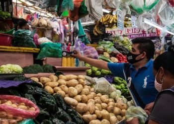 Compradores lamentan los altos costos, buscan sustitución o abandono de productos para hacer rendir gasto familiar