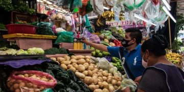 Compradores lamentan los altos costos, buscan sustitución o abandono de productos para hacer rendir gasto familiar