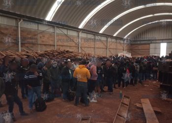 Rescatan a 248 migrantes que se encontraban en una bodega en Jilotepec