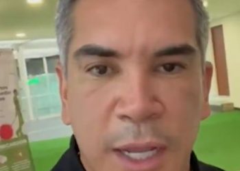 Alejandro Moreno denuncia que fue retenido en el AICM por presunta alerta migratoria